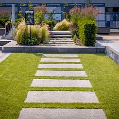 <p>Kunstgras van Royal Grass is niet van echt te onderscheiden en is zeer duurzaam. Er is keuze uit 9 verschillende soorten kunstrgras, de kwaliteit van alle soorten is gelijk. Het verschil zit in de uitstraling zoals strak gemaaid of wilderig kunstgras. Kunstgras is kleur- en slijtvast waardoor u hiervan veel langer plezier heeft dan natuurgras.</p>
