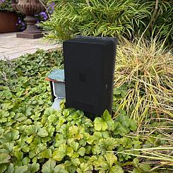 <p>Om het In-lite systeem te installeren heb je niet veel nodig. Met een transformator, armaturen en kabel, kan je al aan de slag.&nbsp;De HUB is een transformator die de buitenverlichting aanstuurt. Vanuit de HUB wordt de 12V kabel aangesloten en met de armaturen verbonden. Met een kabelsplitter kun je de kabel eventueel aftakken. Sluit daarna de tuinverlichting op de gewenste&nbsp;plek aan de hoofdkabel.</p>
