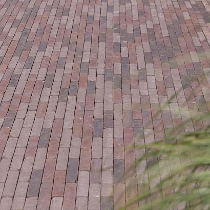 <p>Klinkers en stenen zijn er in verschillende materialen, afmetingen en uitstralingen. Met klinkers en stenen kunnen veel combinaties worden gemaakt en in verschillende verbanden worden gelegd. Klinkers en stenen zijn vaak geschikt voor zowel tuin als oprit. </p>
