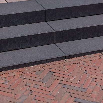 <p>Betonnen traptreden zijn een duurzame oplossing voor elke buitenruimte. Ze bieden een veilige en stevige manier om hoogteverschillen te overbruggen en zijn daarom een uitstekende keuze voor het creëren van trappen in de tuin.                        </p>
