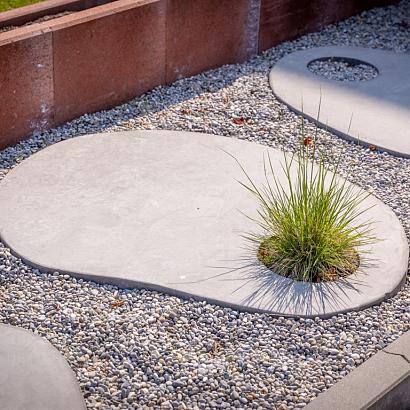 <p>Grind en split zijn geschikt voor terras, oprit en tuinpad. Daarnaast kan het ook voor decoratieve doeleinden worden gebruikt. Grind en split zorgen voor goede afwatering en geeft een stijlvolle en natuurlijke uitstraling aan uw tuin. Grind heeft een ronde, natuurlijke vorm. Split is hoekig en scherp. </p>

<p> </p>
