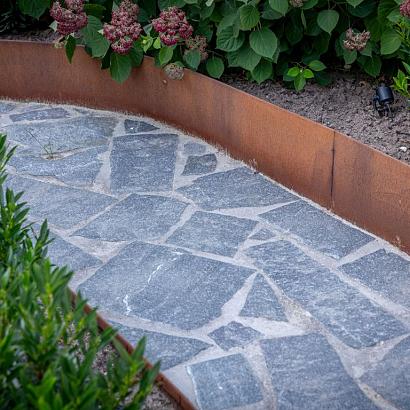 <p>Metalen kantopsluitingen  zijn er in verschillende hoogtes en in twee uitstralingen. De cortenlook zorgt voor een robuuste uitstraling en de alumnimumlook beoogt de moderne look. Met de metalen kantoplsluitingen is het mogelijk een afscheiding te maken tussen twee verschillende tuinmaterialen. Daarnaast is het mogelijk om metalen plantenbakken te maken van verschillende hoogtes. Doordat de stalen strips zijn te buigen kunnen er ook organische vormen worden gemaakt. </p>
