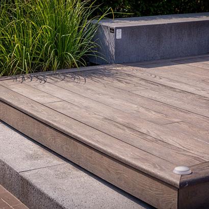 <p>Kunststof terrasplanken zijn een alternatief op houten planken. De kunststof terrasplanken hebben het voordeel dat deze onderhoudsvriendelijker en kleurechter zijn. Daarnaast gaan kunstof terrasplanken langer mee dan houten planken doordat deze algafstotend zijn. </p>
