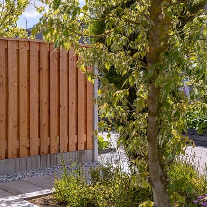 <p>Houten schermen zijn geschikt om een afscheiding te maken tussen twee tuinen. De schermen zijn er in verschillende soorten hout verkrijgbaar. Daarnaast zijn de houten schermen in verschillende afmetingen beschikbaar. Een houten scherm kan tussen houten palen of betonnen palen worden gemonteerd.</p>
