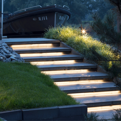 <p>Strakke lijnen zijn erg populair&nbsp;anno 2024. De lijnverlichting van In-lite beantwoord deze trend. Er zijn tal van mogelijkheden om met deze tuinverlichting uw tuin tot een droomtuin te transformeren. Dit kan bijvoorbeeld door een ledstrip in het zicht te plaatsen, ingefreesd in een&nbsp;houten pergola, of&nbsp;wanneer ze&nbsp;geplaatst worden&nbsp;onder&nbsp;zwevende traptreden, waardoor er een sfeervol geheel ontstaat.</p>
