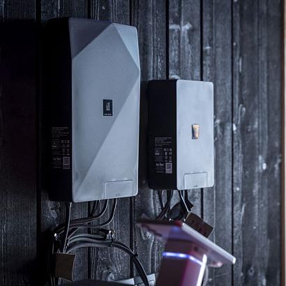 <p>Om het In-lite systeem te installeren heb je niet veel nodig. Met een transformator, armaturen en kabel, kan je al aan de slag.&nbsp;De HUB is een transformator die de buitenverlichting aanstuurt. Vanuit de HUB wordt de 12V kabel aangesloten en met de armaturen verbonden. Met een kabelsplitter kun je de kabel eventueel aftakken. Sluit daarna de tuinverlichting op de gewenste&nbsp;plek aan de hoofdkabel.</p>
