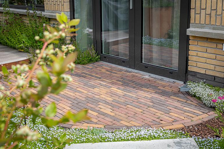 Klinkerterras Wienerberger UWF60 Vida Supraton in groene tuin.